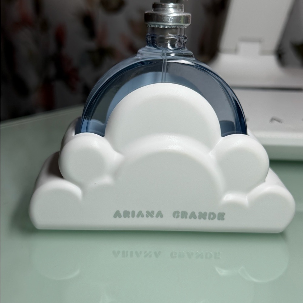 Ariana Grande Blue and White Cloud Fragrance